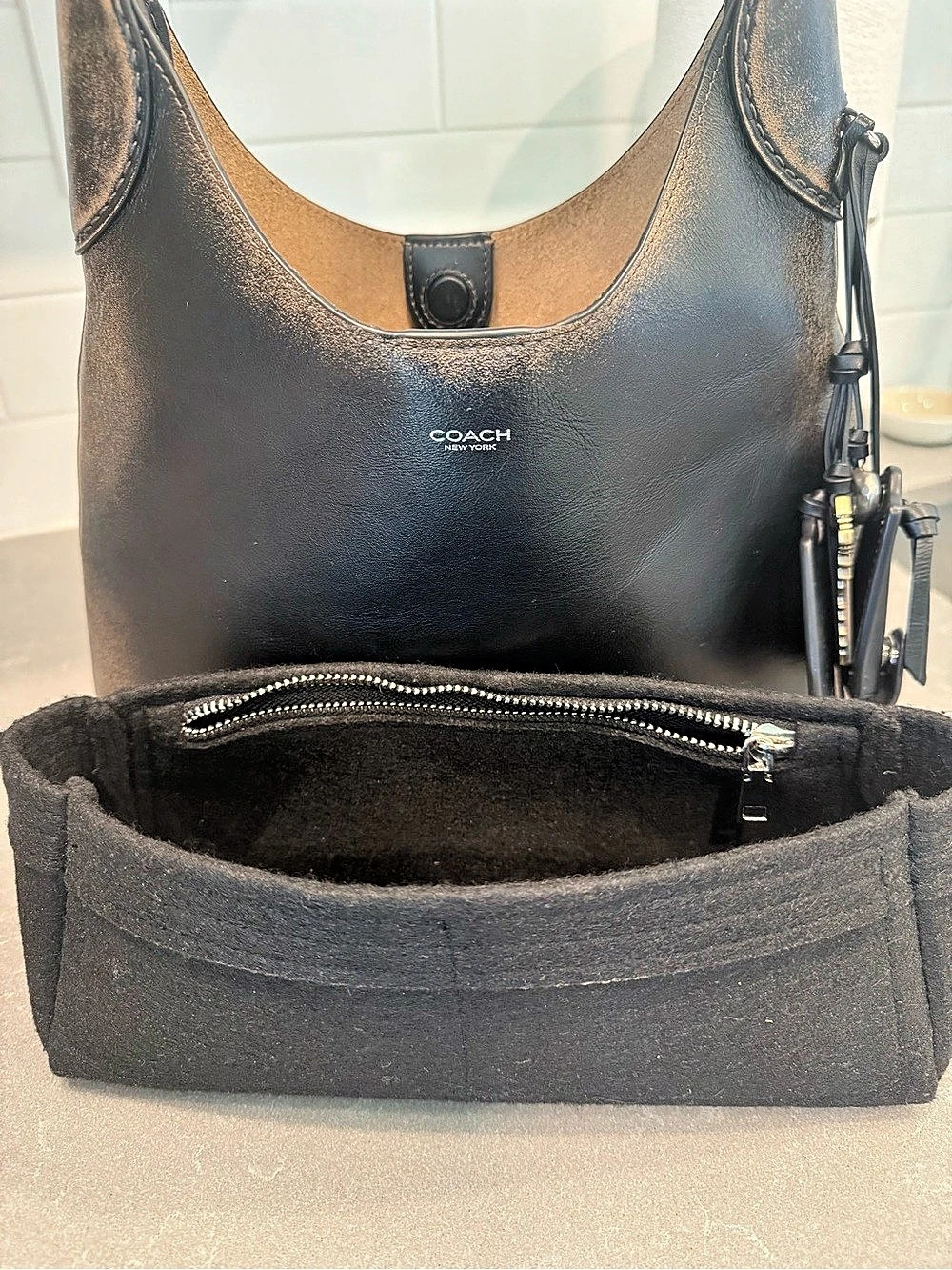 Coach Brooklyn 28 shoulder bag in Loved Leather w/ insert and extra Coach charm - Picture 3 of 16